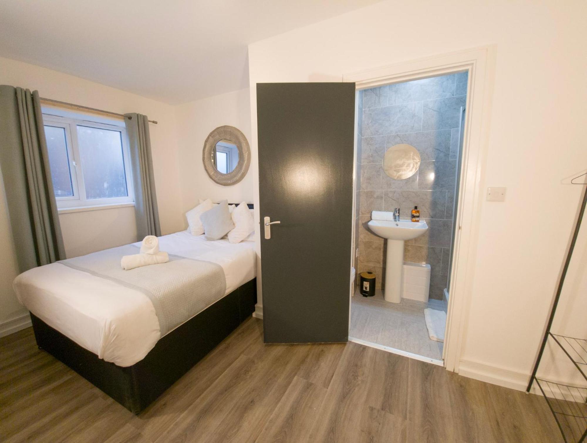 Plenty Of Parking Available; 3 Bedroom Apartment By Property Promise Кардіфф Екстер'єр фото