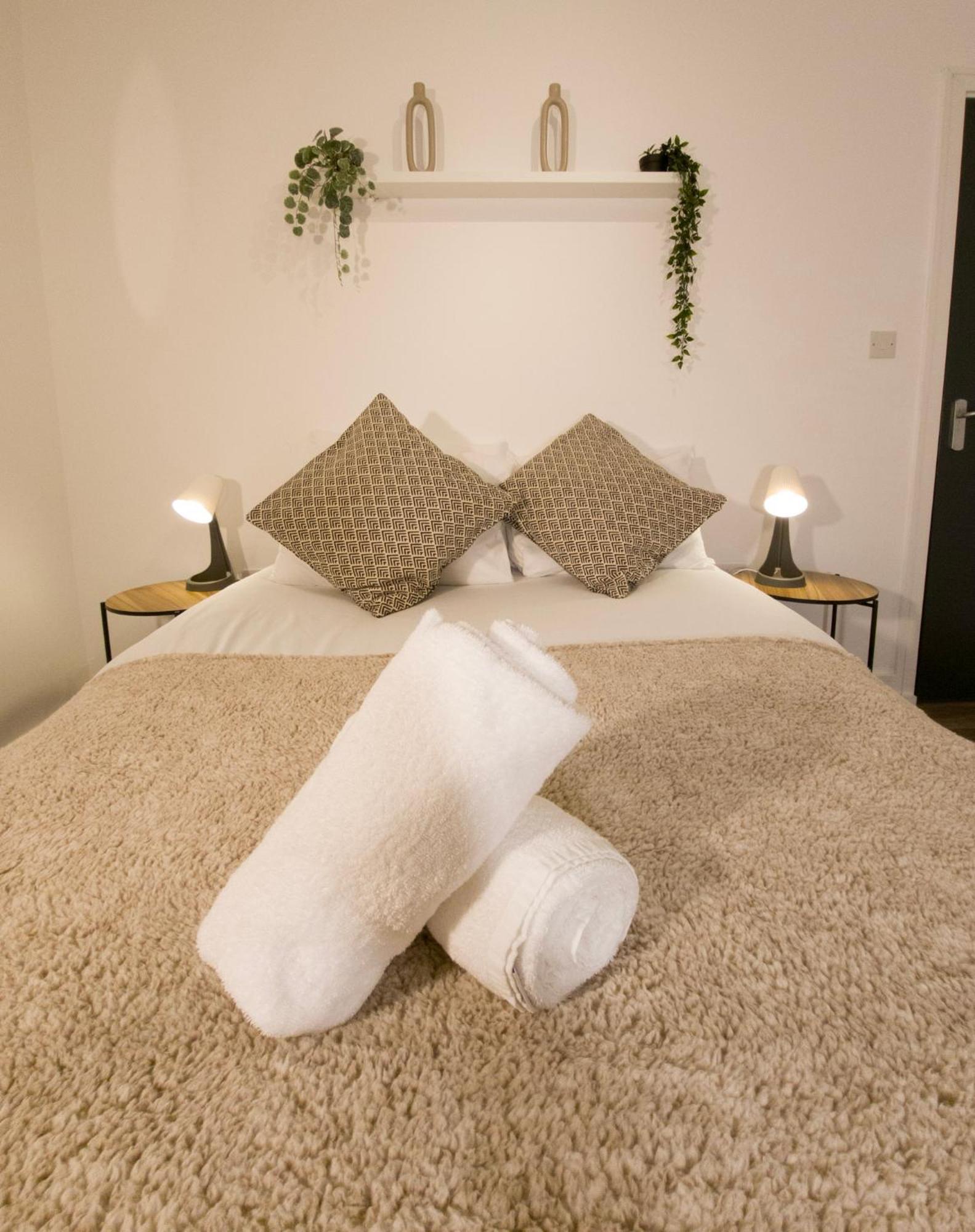 Plenty Of Parking Available; 3 Bedroom Apartment By Property Promise Кардіфф Екстер'єр фото