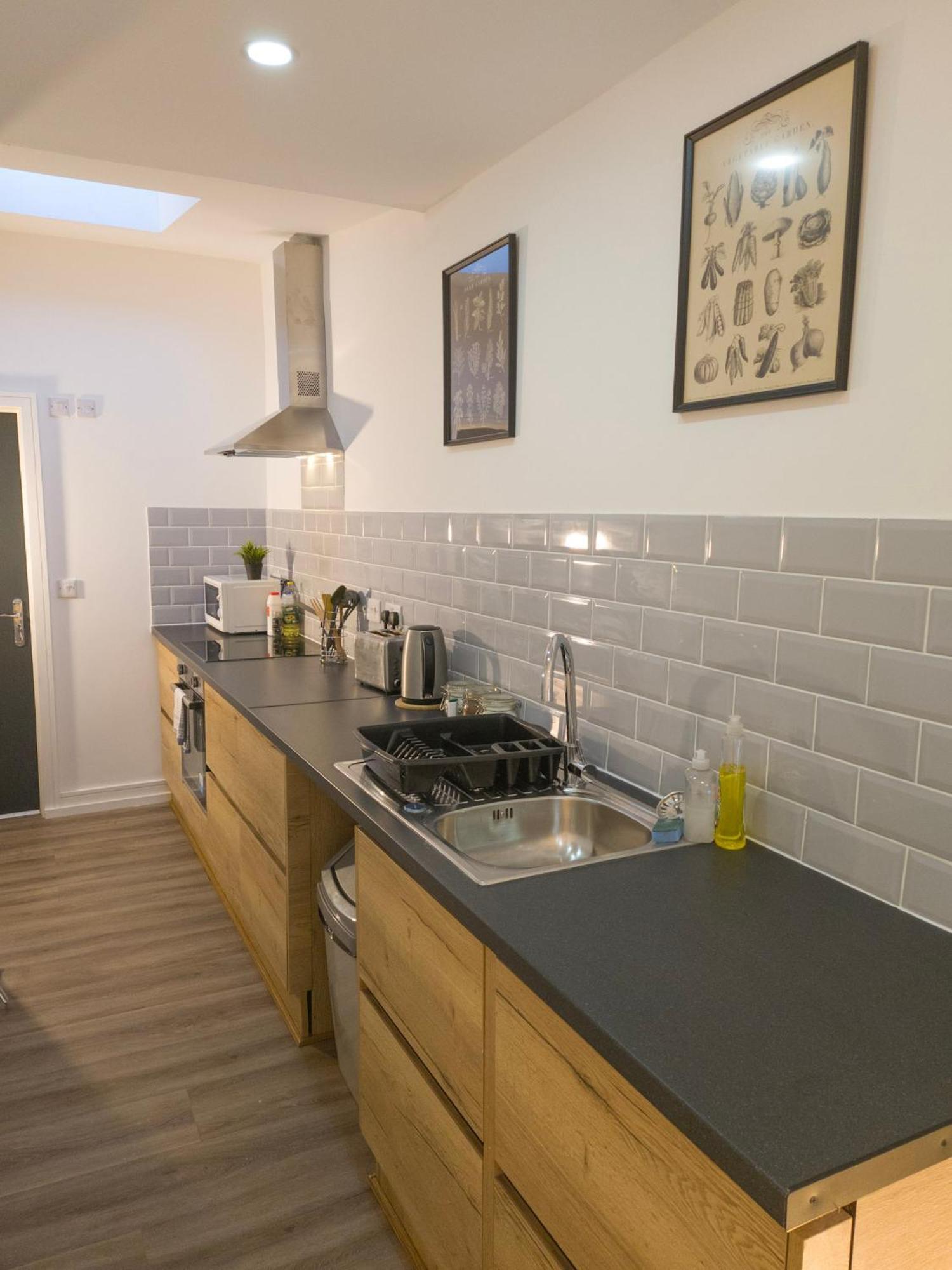 Plenty Of Parking Available; 3 Bedroom Apartment By Property Promise Кардіфф Екстер'єр фото