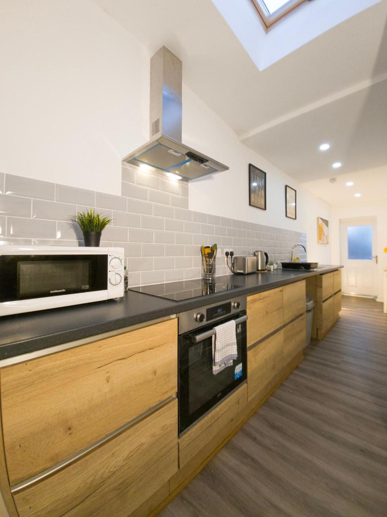 Plenty Of Parking Available; 3 Bedroom Apartment By Property Promise Кардіфф Екстер'єр фото
