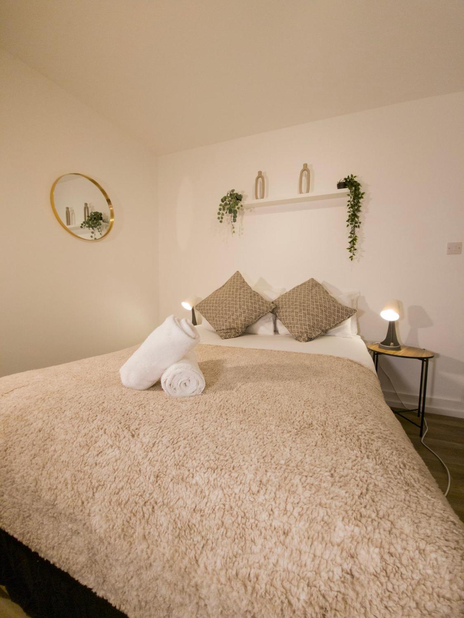 Plenty Of Parking Available; 3 Bedroom Apartment By Property Promise Кардіфф Екстер'єр фото