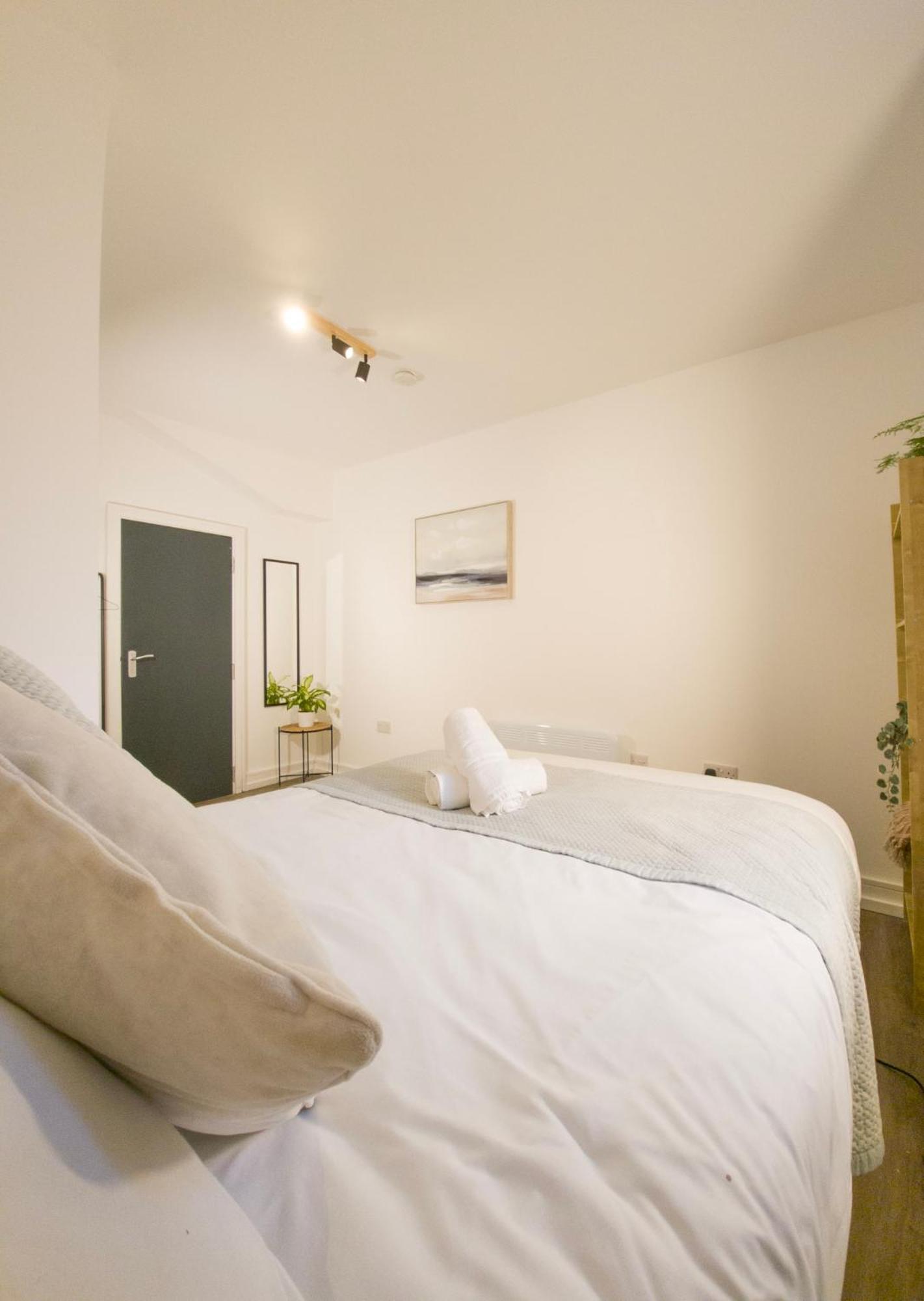 Plenty Of Parking Available; 3 Bedroom Apartment By Property Promise Кардіфф Екстер'єр фото