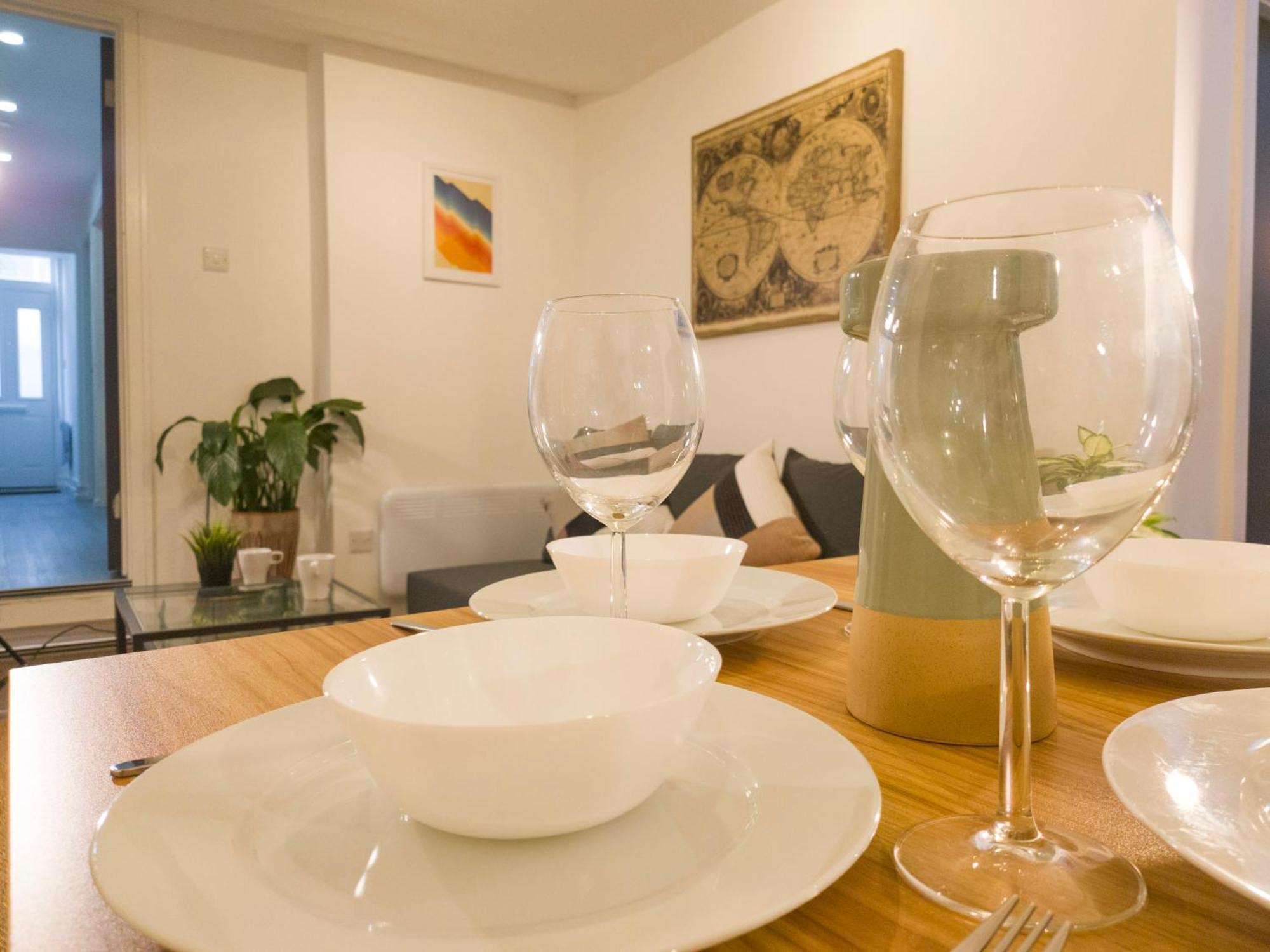 Plenty Of Parking Available; 3 Bedroom Apartment By Property Promise Кардіфф Екстер'єр фото